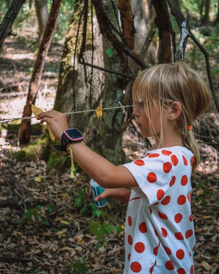 Copil explorând natura în timpul programului de afterschool