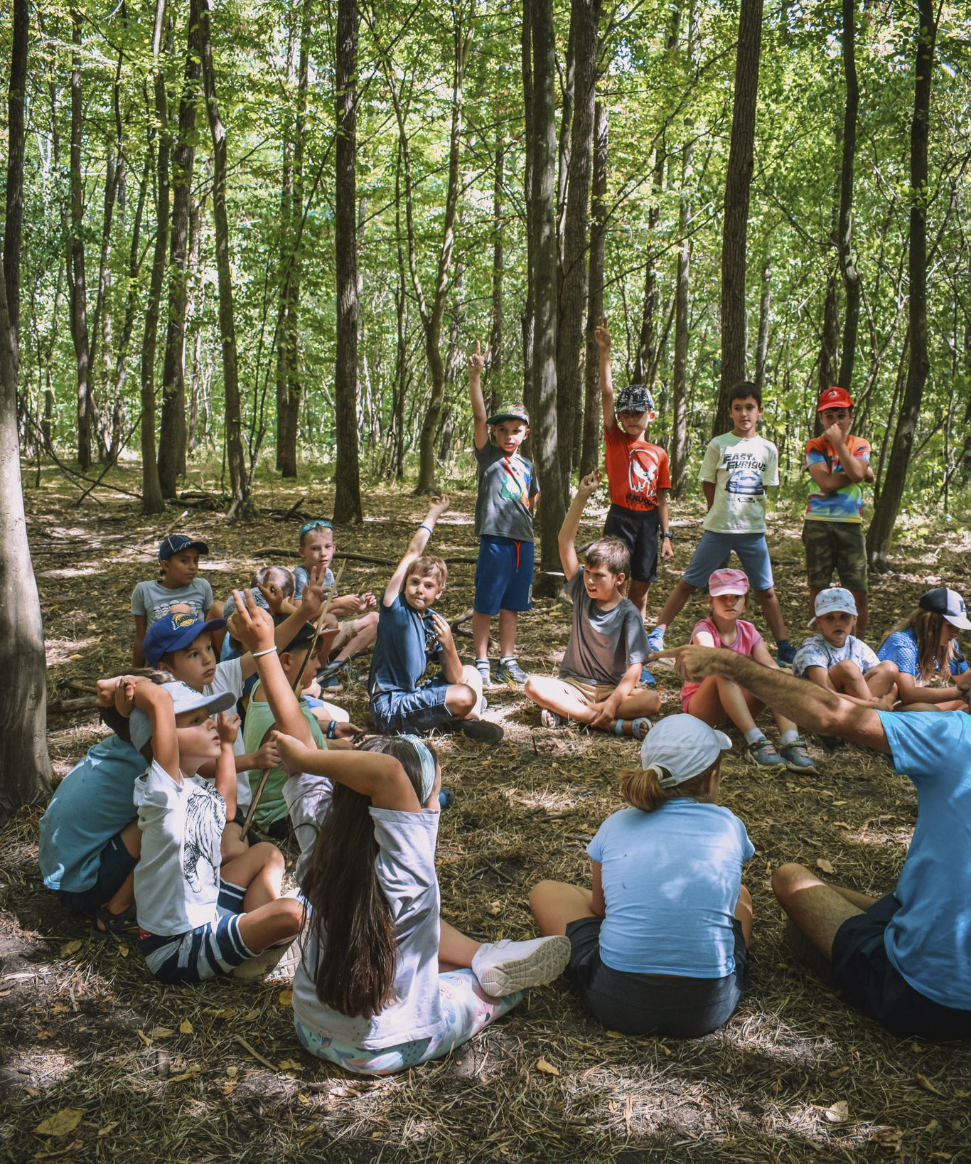 Copii participând la o activitate de grup în natură, la afterschool-ul Activitate Afară