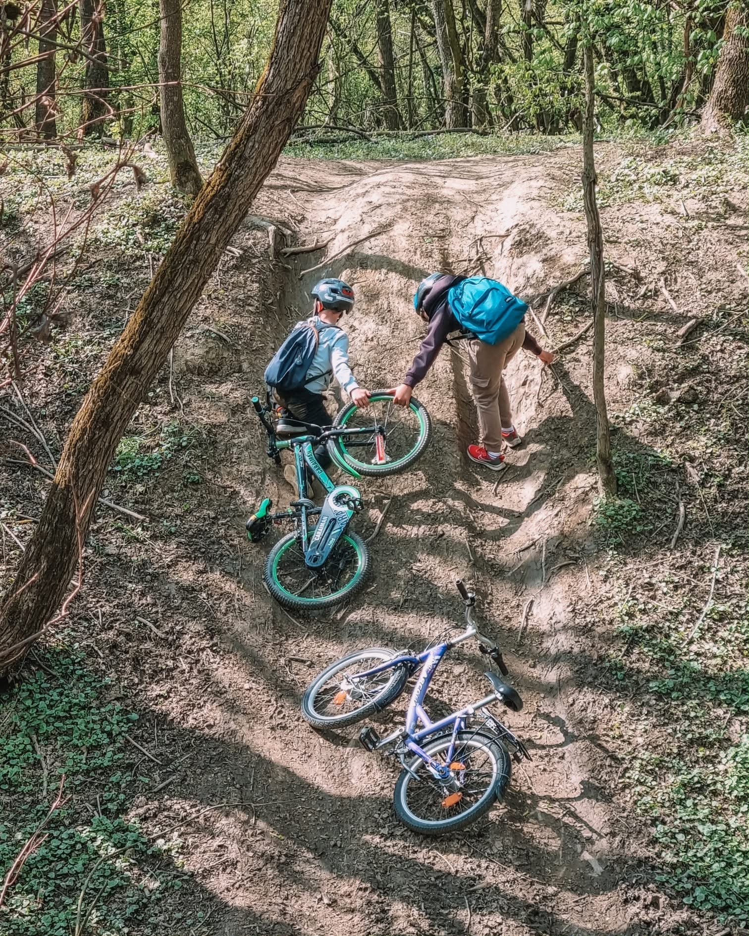 Copii cu bicicletele pe un traseu în natură, la afterschool-ul Activitate Afară din Giroc